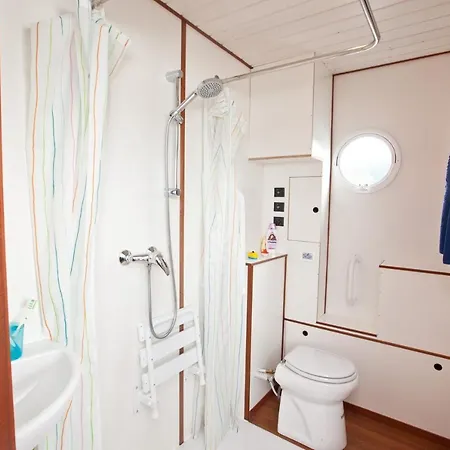 Kuhnle-tours Schlafen Im Hafen 보트호텔