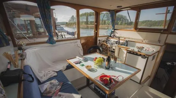 Kuhnle-tours Schlafen Im Hafen Bådhotel Rechlin